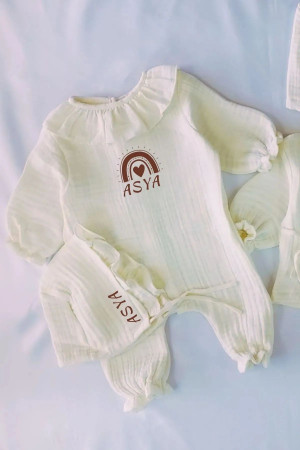 İsimli Kız Bebek Yenidoğan Tulum Müslin Fırfırlı Bebe Yaka Hastane Çıkışı İsimli Kız Bebek Yenidoğan Tulum Müslin Fırfırlı Bebe Yaka Hastane Çıkışı